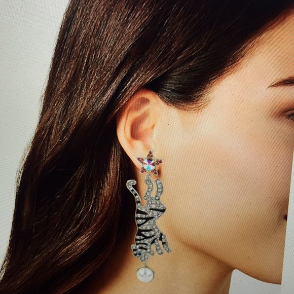 🐅BETSEY JOHNSON PEARL TIGER MISMATCH EARRINGS - Picture 7 of 7